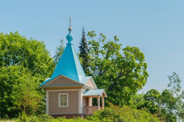 Güneşli bir yaz gününde güzel bir Ortodoks kilisesi. Valaam Manastırı 'nın Kutsal Annesi' nin Kilisesi. Valaam Adaları, Karelia, Rusya.