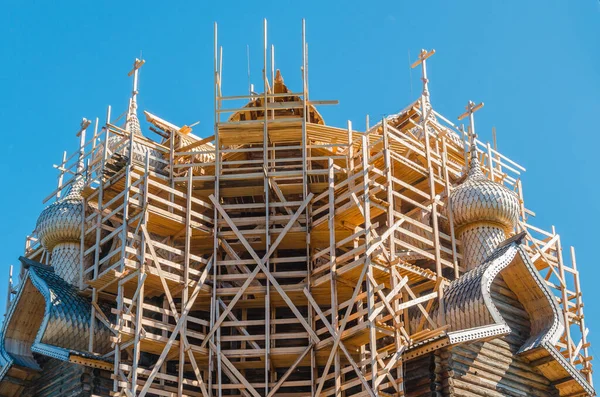 Eski ahşap 22 başlı Ortodoks Dönüşüm Kilisesi restorasyon sırasında. Kilise, 18. yüzyılda inşa edilen dünya halk mimarisinin en iyi örneklerinden biridir..