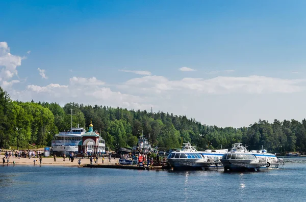 Valaam Adası, Rusya - 07.07.2018: Valaam Manastırı rıhtımında sualtı kanatları üzerinde motorlu gemiler.
