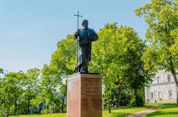 Valaam Adası, Rusya - 07.17.2018: Valaam Manastırı yakınlarındaki Kutsal Havari Andrew anıtı. Karelia, Rusya.