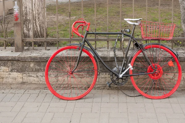 San Petersburgo Rusia 2019 Colorida Bicicleta Vieja Cerca Valla Acera —  Fotos de Stock