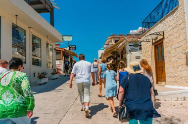 Omodos, Cyprus - 07.06.2018: Bir dağ köyünün rahat sokaklarında gezintiye çıkan turistler