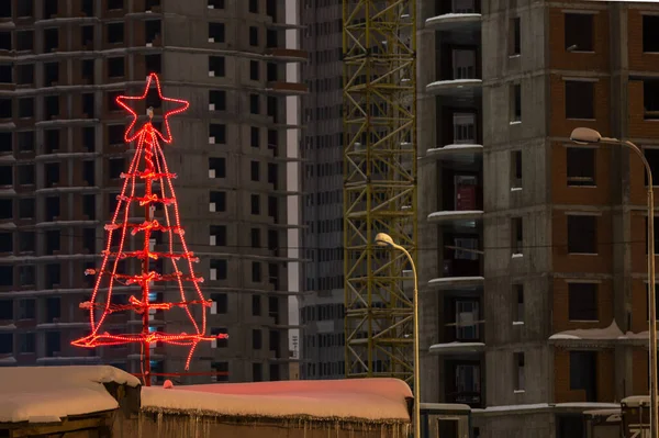 Improvizovaný Vánoční Stromek Staveništi Obytné Budovy Zimní Noci — Stock fotografie