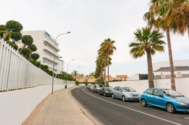 Ayia Napa, Kıbrıs - 2 Haziran 2018: bulutlu bir günde bir tatil köyünün caddesinde.