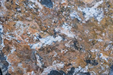 Duvarın gri granit desenli kahverengi boyalı ve alçılı.