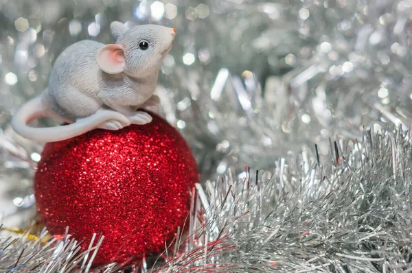 Rata Juguete Una Bola Roja Navidad Cerca Sobre Fondo Plateado — Foto de Stock