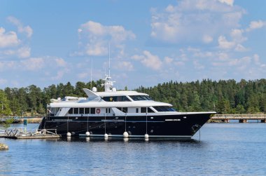 Valaam Adası, Karelia, Rusya -17.07.2018: Güneşli bir günde iskelede lüks bir yat. Valaam Adası 'ndaki iskeledeki 