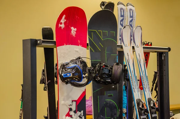 St. Petersburg, Rusya - 01.01.2019: Kayak ve snowboardlar kış aylarında bir kayak merkezinin masasında duruyorlar
