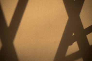 Duvardaki kafesin gölgesi. Yazılarınız için eşsiz geçmişe dönük arkaplan tasarımı. Odaklanma.