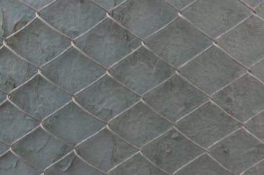 Boya soyan gri bir duvarda metal bir ızgara. Özgürlüğün kısıtlanması kavramı.