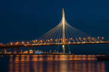 Geceleri modern köprü. Vantovy Köprüsü 'nün bir parçası Petrovsky çim yolunda. St. Petersburg, Rusya. Uzun pozlama fotoğrafı.