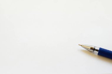 Mavi tükenmez kalemle beyaz çarşaf. Herhangi bir yazı için yer.