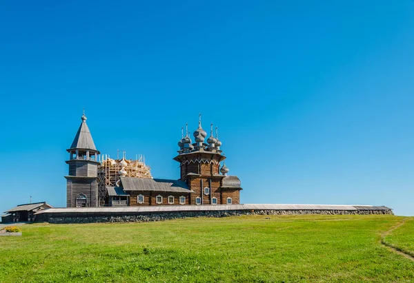 Kizhi, Karelia, Rusya 'daki Kutsal Bakire' nin Şefaatinin eski ahşap Ortodoks Kilisesi. Kilise 18. yüzyılda inşa edildi. Güneşli bir gün..