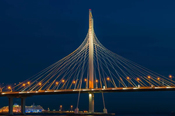 Nehrin üzerindeki köprüde uzun süre kaldıktan sonra. Petrovsky çim yolundaki kablolu köprü parçası. Saint Petersburg, Rusya.