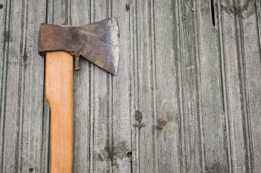 Ahşap arka planda eski bir balta. Yumuşak odaklanma. Boşluğu kopyala.