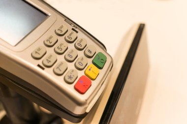 POS terminaline yakın çekim. Nakitsiz ödemeler için ödeme makinesi. NFC 'ye ulaşılamıyor