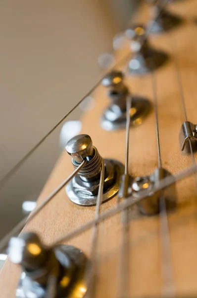Elektro gitarı yakın planda ayırıyorum. Yumuşak odak, yüzeysel alan derinliği