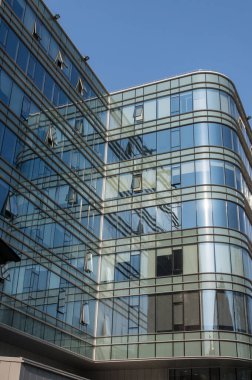 Panoramik pencereli modern bir ofis binasının ön cephesi. Dış cam duvar..