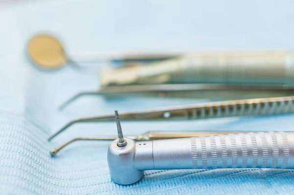 Professioneel Tandheelkundig Gereedschap Een Doktersbureau Handstuk Pincet Ander Gereedschap Een — Stockfoto