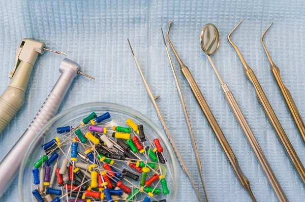 医者の机の上の専門の歯科用具 プローブ ヒント アイロンツールと歯科用ツール — ストック写真
