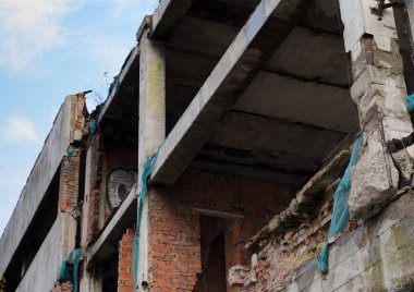 Tamamlanmamış bir binanın parçası