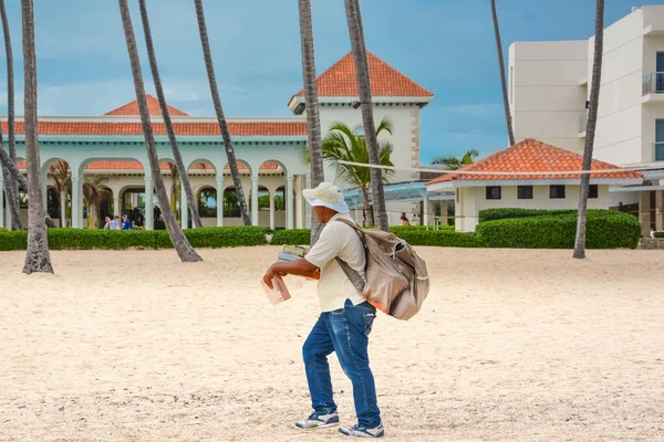 Bavaro Dominikana Sty 2018 Sprzedawca Pamiątek Sprzedawca Tropikalnej Plaży Przemysł — Zdjęcie stockowe