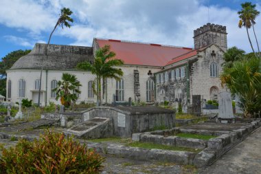 Bridgetown, Barbados, Karayipler - 22 Eylül 2018: Eski Hıristiyan Anglikan kilisesinin önündeki mezarlıkta mezar taşları ve mezarlar. Boşluğu kopyala