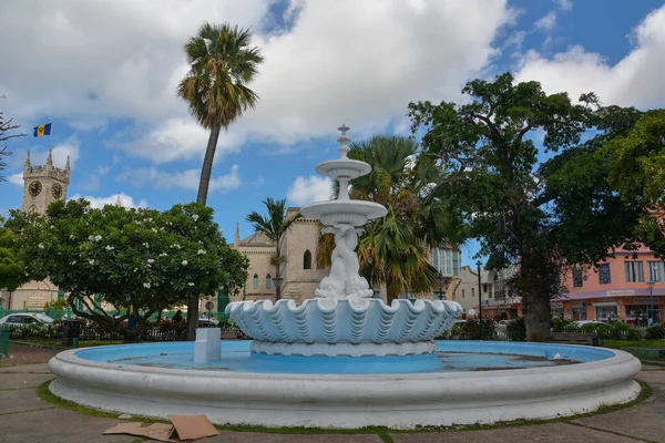 巴巴多斯布里奇敦 Bridgetown Barbados Caribbean 2018年9月22日 在国会前的喷泉 塔上有旗帜和时钟 蓝天白云 — 图库照片