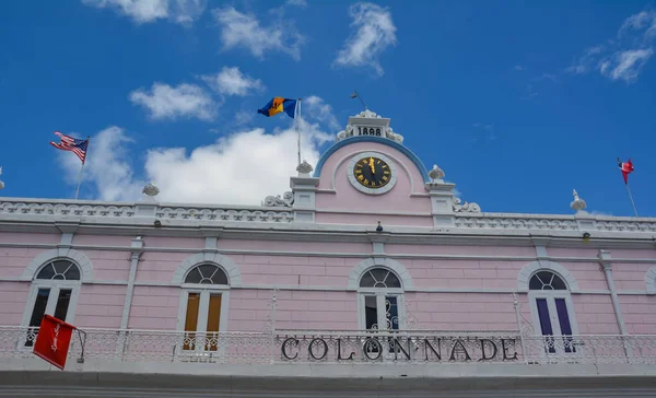 Bridgetown Barbade Caraïbes Septembre 2018 Colonnade Bureaux Gouvernementaux Avec Drapeaux — Photo