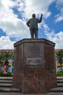 Bridgetown Barbados, Karayipler - 22 Eylül 2018: Errol Walton Barrow 'un heykeli Barbados' un ilk başbakanı ve Bağımsızlık 'ın babası. Dikey