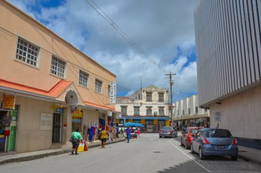 Bridgetown, Barbados, Karayipler - 22 Eylül 2018: Bridgetown, Barbados şehir merkezindeki sokaklar. Mavi gökyüzünde beyaz bulutlar. Boşluğu kopyala