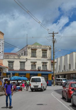 Bridgetown, Barbados, Karayipler - 22 Eylül 2018: Bridgetown, Barbados şehir merkezindeki sokaklar. Mavi gökyüzünde beyaz bulutlar. Uzayı kopyala Dikey