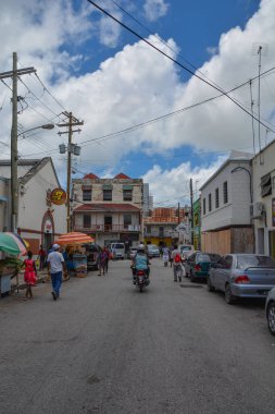 Bridgetown, Barbados, Karayipler - 22 Eylül 2018: Bridgetown şehir merkezindeki sokaklarda yayalar. Uzayı kopyala Dikey