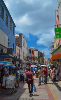 Bridgetown, Barbados, Karayipler - 22 Eylül 2018: Bridgetown, Barbados şehir merkezinde alışveriş caddesi. Mavi gökyüzünde beyaz bulutlar. Uzayı kopyala Dikey