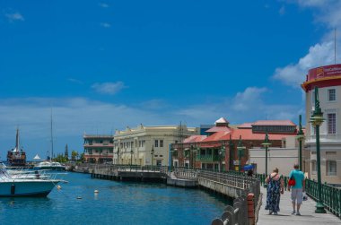 Bridgetown, Barbados, Karayipler - 22 Eylül 2018: Bridgetown, Barbados marinası boyunca yürüyen çift. Boşluğu kopyala