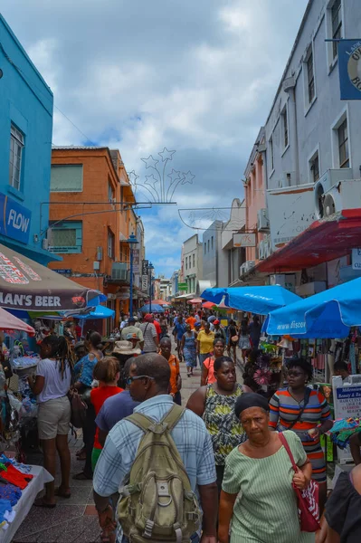 巴巴多斯布里奇敦 Bridgetown Barbados Caribbean 2018年9月22日 位于布里奇敦市中心的购物街 蓝天上的白云 复制空间 垂直方向 — 图库照片