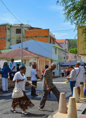 Sainte Anne, Martinique - 19 Eylül 2018 Sainte Anne, Martinique 'deki güzel renkli bir sokakta yaşayan insanlar
