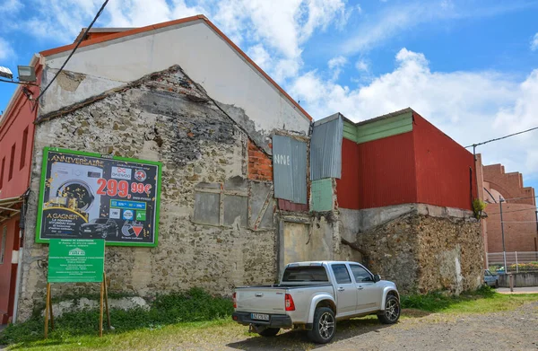 Francois Martinique 2018年9月18日 在马提尼克岛一条街道上一座漂亮的五彩斑斓的老房子前搭便车 复制空间 — 图库照片