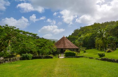 Trois Ilets, Martinique - 20 Eylül 2018: eski şeker değirmeni ve rom fabrikasının kalıntıları. İmparatoriçe Josephine 'in doğum yeri. La Pagerie Müzesi. Boşluğu kopyala