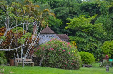 Trois Ilets, Martinique - 20 Eylül 2018: rom fabrikası ve şeker fabrikası kalıntıları. İmparatoriçe Josephine 'in doğum yeri. La Pagerie Müzesi. Boşluğu kopyala