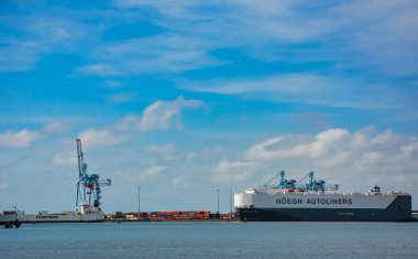 Point-a-Pitre, Guadeloupe - 17 Eylül 2018: Kargo gemisi Guadeloupe 'daki Pointe-a-Pitre limanına yanaştı. Mavi gökyüzünde beyaz bulutlar. Boşluğu kopyala