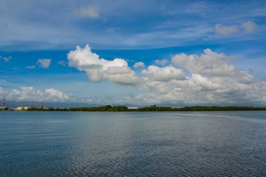 Point-a-Pitre, Guadeloupe - 17 Eylül 2018: Guadeloupe 'daki Pointe-a-Pitre limanına yanaşan kargo gemisinin görüntüsü. Mavi gökyüzü, beyaz bulutlar. Boşluğu kopyala