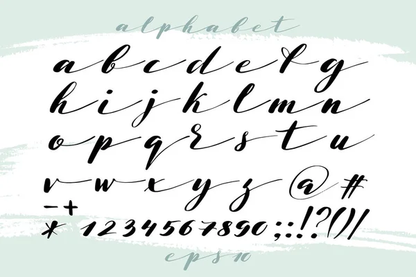 Hand getekende alfabet, merken en nummers. Handgeschreven letters in borstel stijl. Moderne script in vector. Handgemaakte artistieke letters en cijfers voor ontwerp. — Stockvector