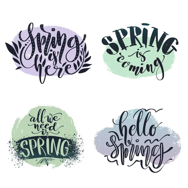 Vector kalligrafische instellen. Lente verwante uitdrukkingen set. De lente is hier, komst, hello- en alles wat we nodig is lente woorden op gekleurde achtergronden. — Stockvector