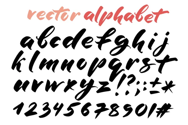 Hand getekende alfabet, merken en nummers. Handgeschreven letters in borstel stijl. Moderne script in vector. Handgemaakte artistieke letters en cijfers voor ontwerp. — Stockvector