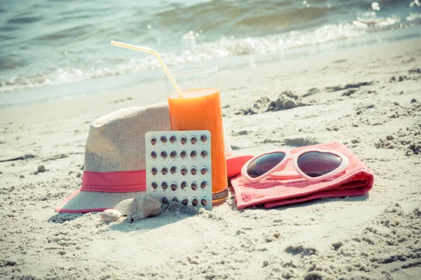 Medical Pills Carrot Juice Accessories Sunbathing Sand Beach Concept Prevention — Stock Photo, Image