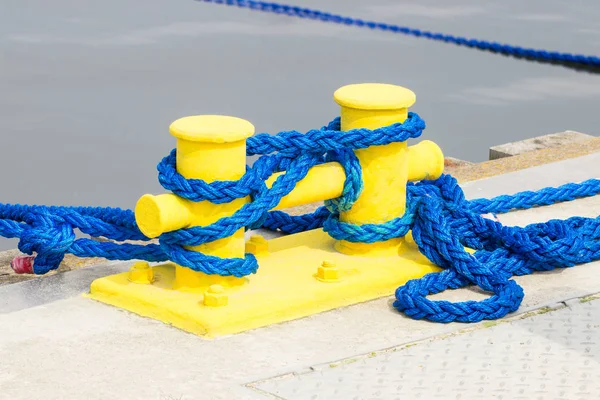 Синя Мотузка Жовтий Швартування Боллард Порту Крупним Планом Деталі Морського — стокове фото