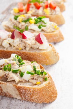 Sandviç ya da baget taze ev yapımı uskumru veya ton balığı ile yapıştırın, sağlıklı beslenme kavramı