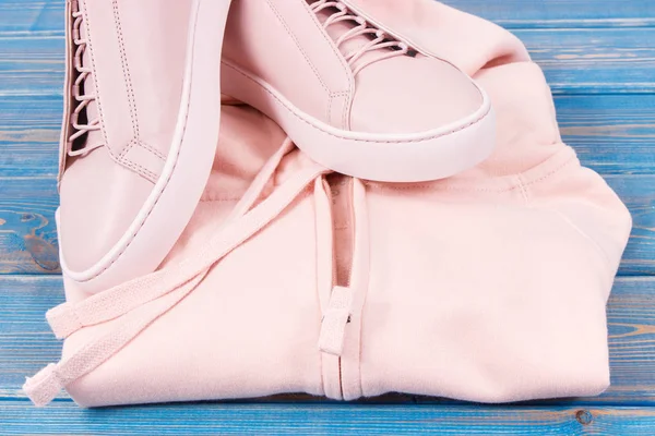 Nőies Rózsaszín Bőr Cipő Pulóver Vagy Kapucnis Pulcsi Régi Kék — Stock Fotó