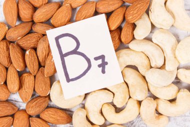 Besleyici badem ve kaju fıstığı vitamin B7 ve diyet lif, mineraller, sağlıklı beslenme kavramı doğal kaynakları içeren